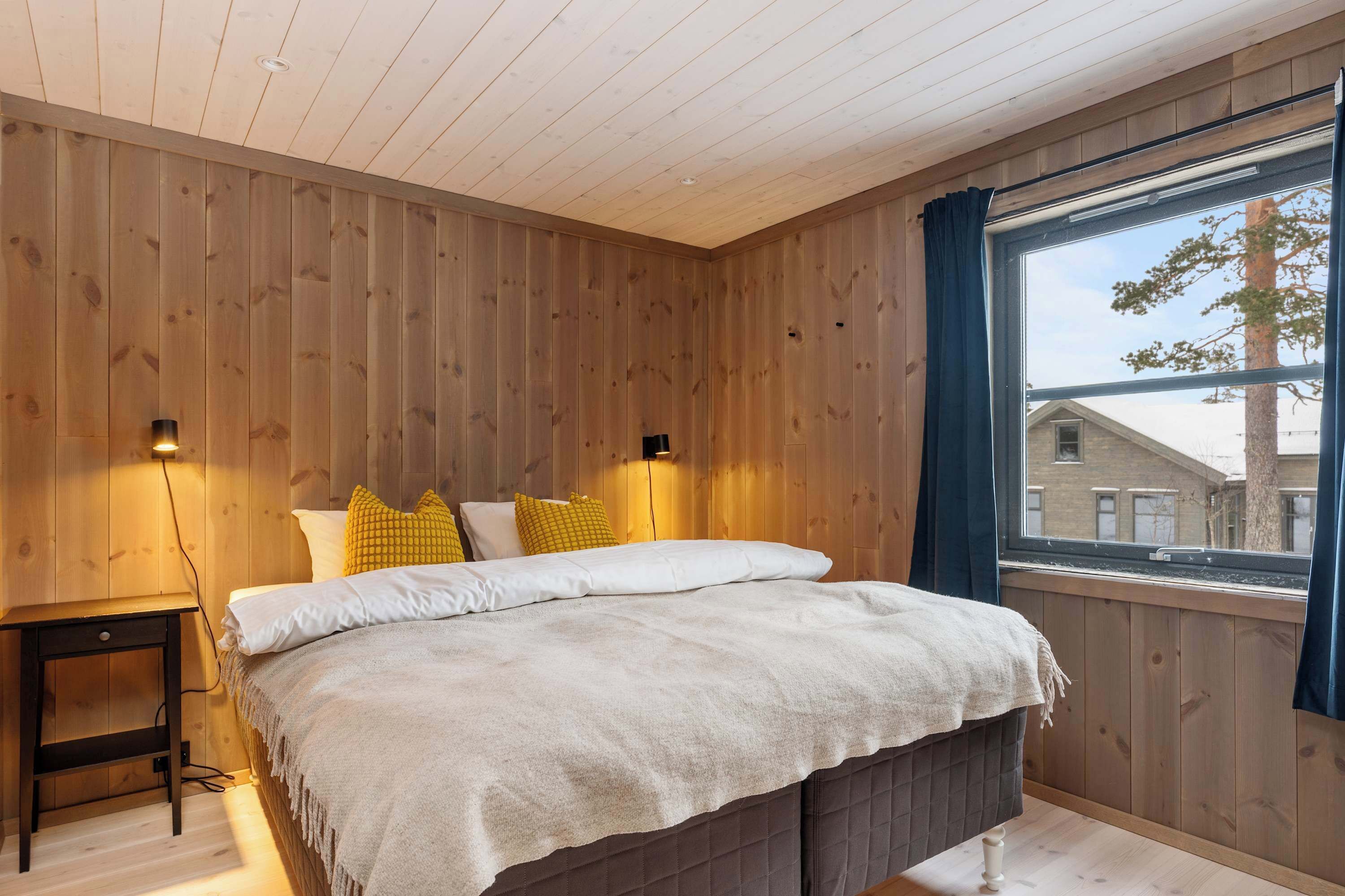 Desk, iron/ironing board, WiFi, bed sheets