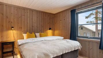 Desk, iron/ironing board, WiFi, bed sheets