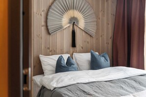 Desk, iron/ironing board, WiFi, bed sheets