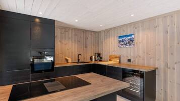 Coffee/tea maker, fridge, microwave, oven