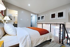 1 Schlafzimmer, Zimmersafe, Schreibtisch, Bügeleisen/Bügelbrett