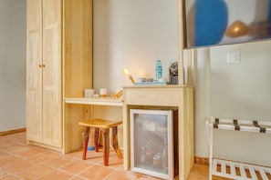 Premium bedding, in-room safe, desk, laptop workspace - Blue Reef Beach and Marina (Placencia)