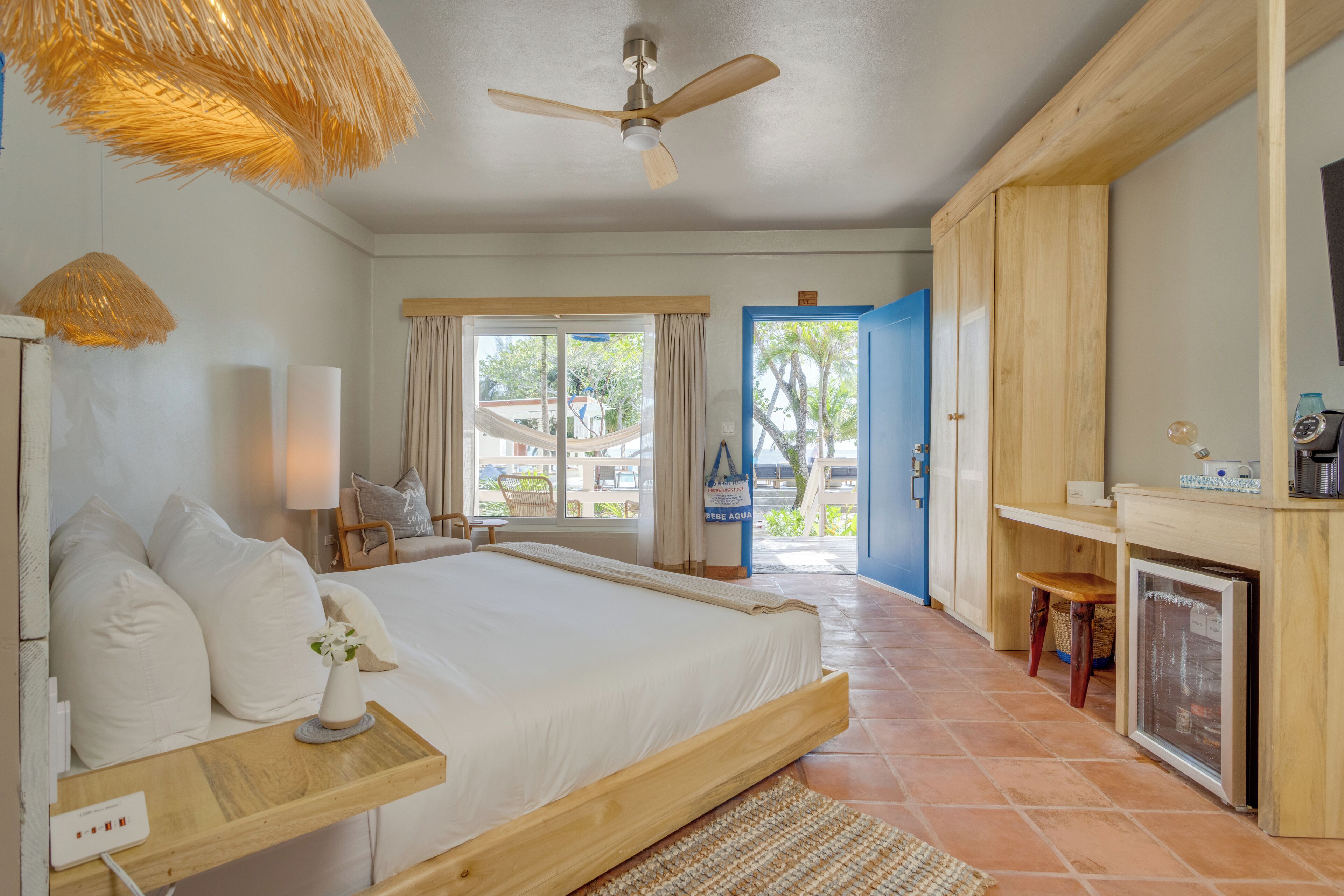 Singola Standard, vista mare parziale | Una cassaforte in camera, una scrivania, postazione laptop