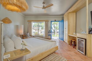 Garden View Suite Upper | In-room safe, desk, laptop workspace, blackout drapes - Blue Reef Beach and Marina (Placencia)