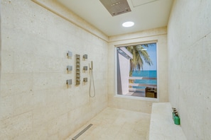 Deluxe-Suite | Badezimmer | Dusche, Haartrockner, Bademäntel, Handtücher