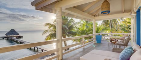 Standard Single Room, Partial Sea View | Peralatan tempat tidur premium, peti besi dalam bilik, meja