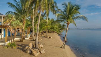 Am Strand, weißer Sandstrand, Sonnenschirme, Strandtücher