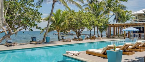 Kolam renang outdoor, dengan kursi berjemur