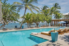 Outdoor pool, sun loungers - Blue Reef Beach and Marina (Placencia)