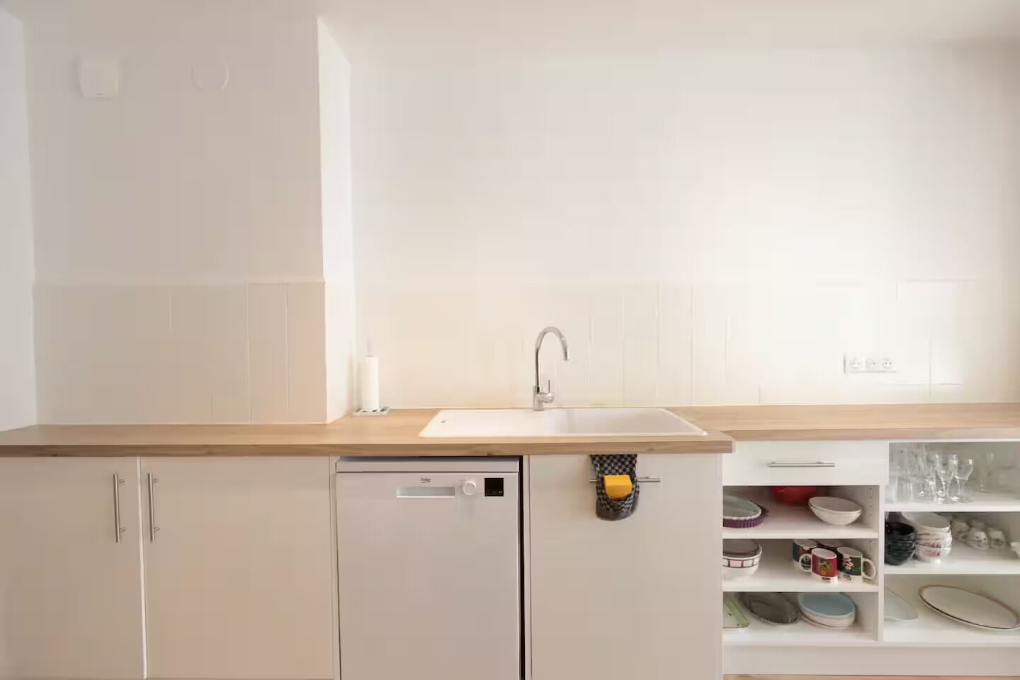 Mikrobølgeovn, ovn, kokeplater og oppvaskmaskin