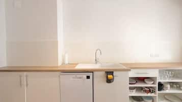 Mikrobølgeovn, ovn, kokeplater og oppvaskmaskin