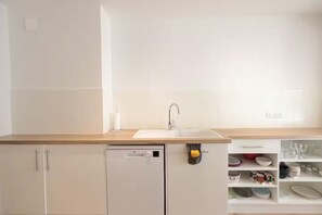 Microonde, forno, piano cottura, lavastoviglie