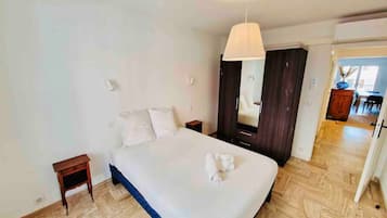 2 bedrooms, iron/ironing board, WiFi, bed sheets