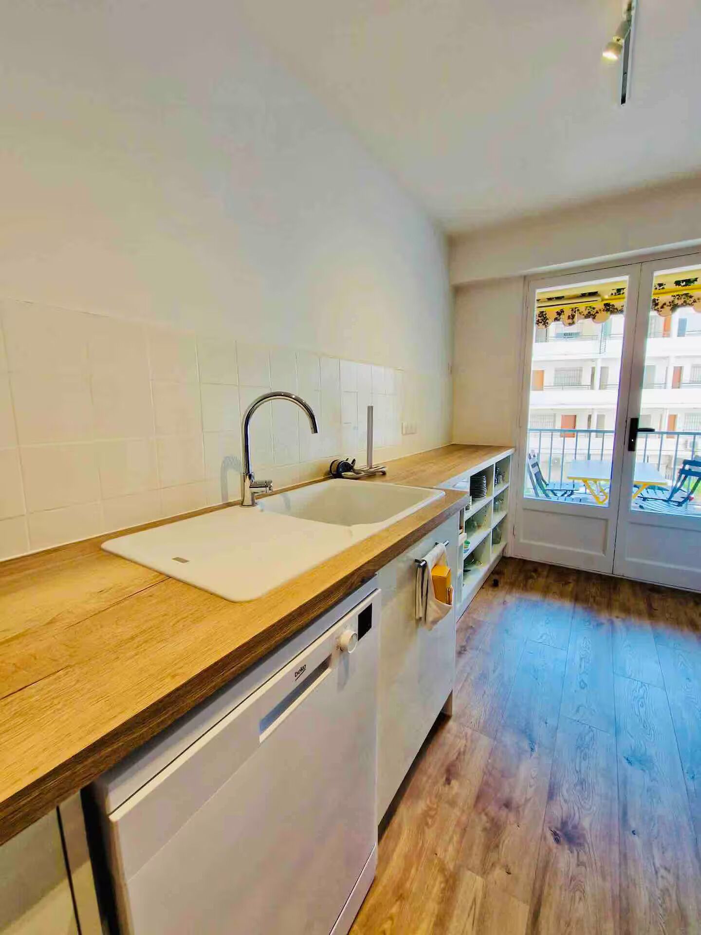 Een magnetron, een oven, een kookplaat, een vaatwasser