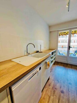 Micro-ondes, four, plaque de cuisson, lave-vaisselle