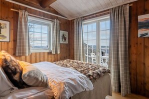 Escritorio, wifi y ropa de cama 