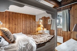 6 bedrooms, desk, WiFi, bed sheets