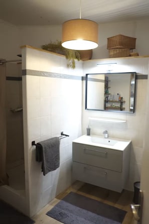 Douche, sĂšche-cheveux, serviettes fournies, savon