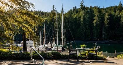 Honeymoon Suite with beautiful harbor views! Pool, hot tub and boat slip access!