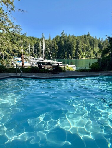 Honeymoon Suite with beautiful harbor views! Pool, hot tub and boat slip access!