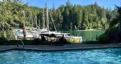 Honeymoon Suite with beautiful harbor views! Pool, hot tub and boat slip access!