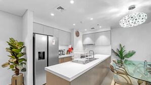Private kitchen - 3 Bedroom in Forte Tower Near Burj Khalifa (Dubai)