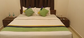 Tabla de planchar con plancha, wifi y ropa de cama