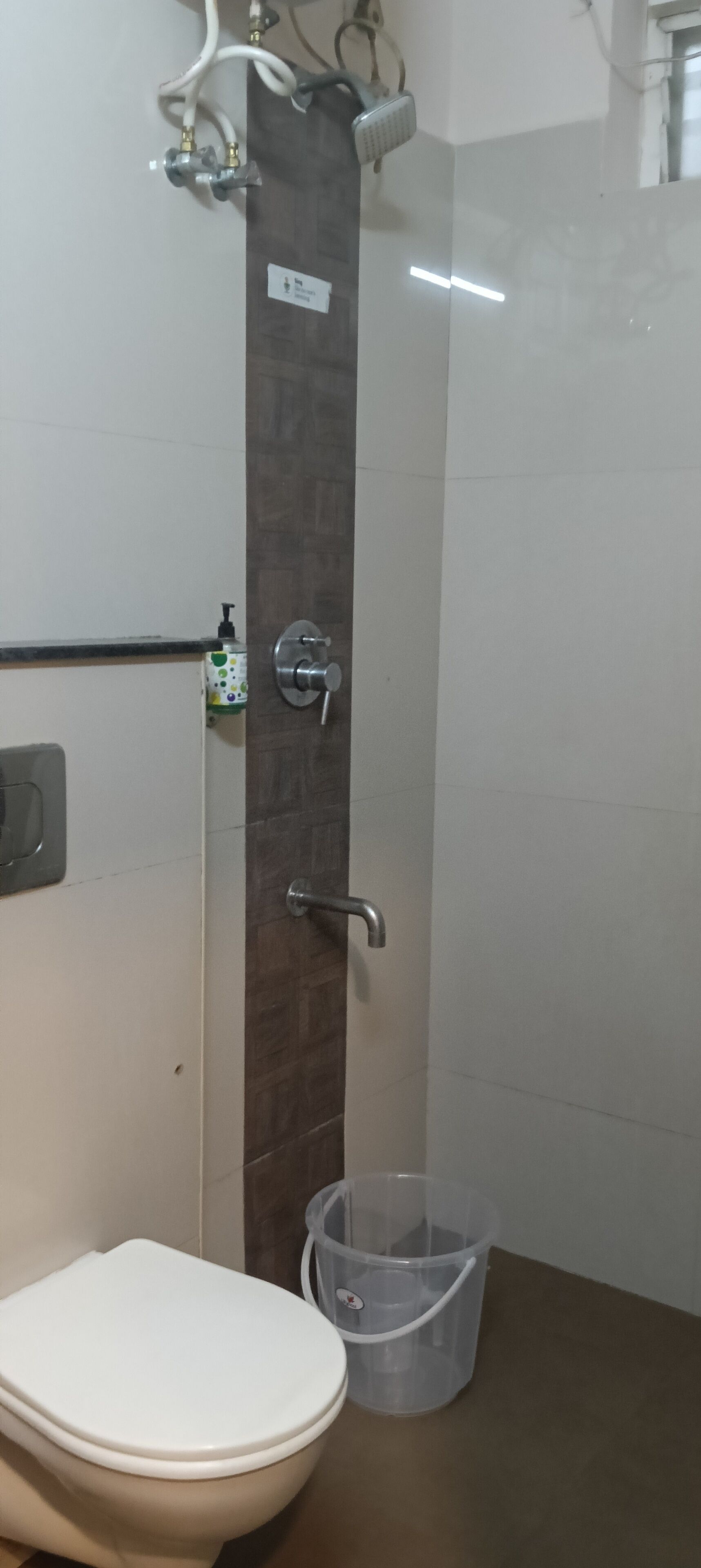 Douche, serviettes fournies, savon, papier toilette