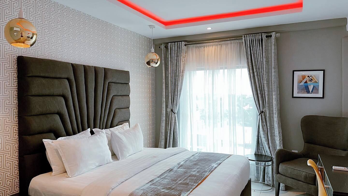 Caja de seguridad en la habitación y escritorio 