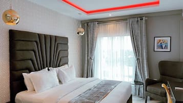 Caja de seguridad en la habitación y escritorio