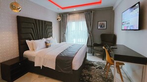 Phòng Deluxe, ban công, quang cảnh thành phố | Két bảo mật tại phòng, bàn, khu vực làm việc phù hợp cho laptop 
