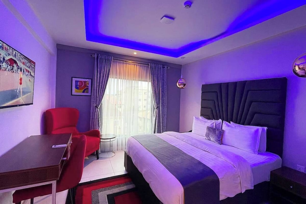 Deluxe kamer, balkon, uitzicht op de stad | Een kluis op de kamer, een bureau, een laptopwerkplek