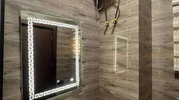 Deluxe Room, Balcony, City View | Bathroom | Free toiletries, hair dryer, towels, soap