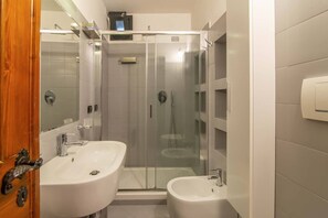 Shower, hair dryer, bidet, towels - Maison Malavolta Charm and Relax (Firenze)