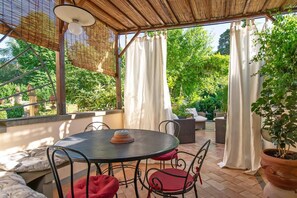 Outdoor dining - Maison Malavolta Charm and Relax (Firenze)