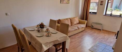 Apartment, 2 Bedrooms, Smoking, Fireplace | Dining room