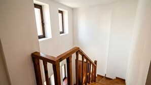 Eine Treppe mit Holzwandungen und Dielenboden.