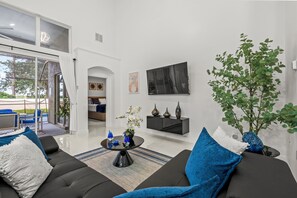 Smart TV, video games, ping pong - Luxury Disney Retreat w. private pool. Mins from Disney (kissimmee)