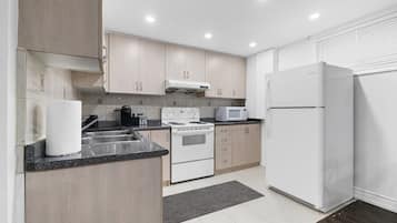 Coffee/tea maker, fridge, microwave, oven