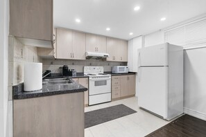 Een koelkast, een magnetron, een oven, een kookplaat