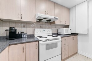 Fridge, microwave, oven, stovetop - Relaxing Home Base | Quiet Area & Cozy Living (Mississauga)