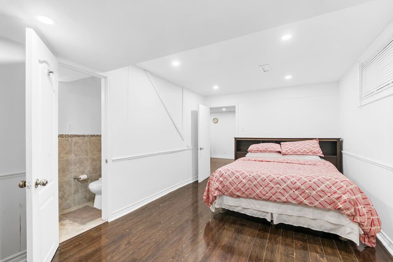 1 habitación, escritorio, tabla de planchar con plancha y wifi 