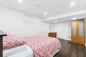 1 bedroom, desk, iron/ironing board, WiFi - Relaxing Home Base | Quiet Area & Cozy Living (Mississauga)