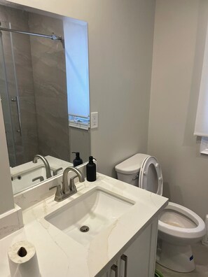 Doccia, asciugacapelli, asciugamani, sapone
