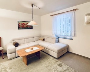 Fernseher, Bücher, Stereoanlage