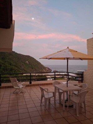 Outdoor dining - Penthouse with the best view of Praia Brava, Florianópolis (Florianópolis)
