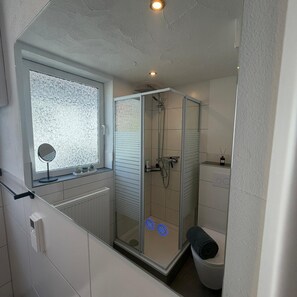 Een douche, een haardroger, handdoeken, zeep