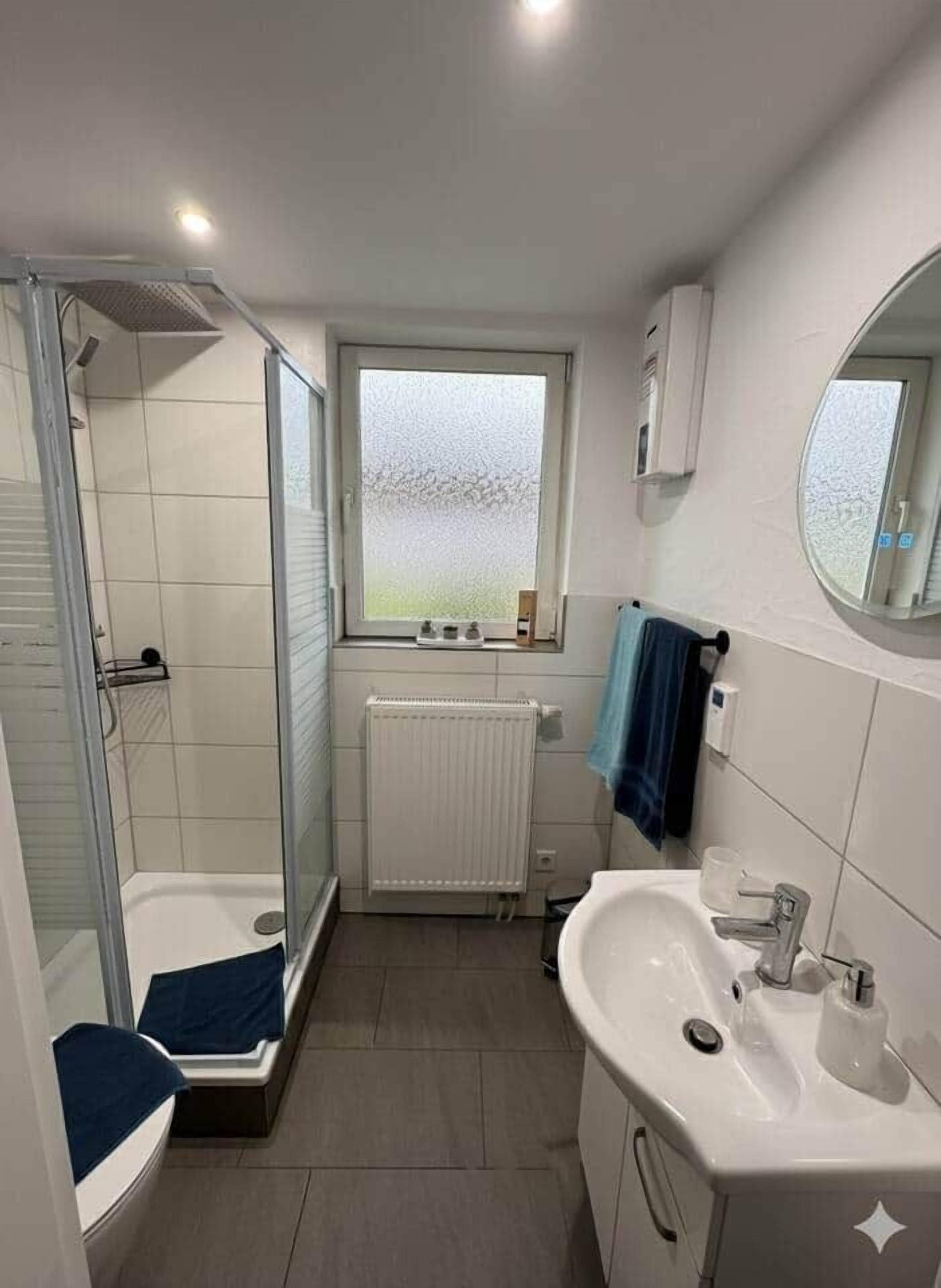 Chuveiro, secador de cabelo, toalhas de banho, sabonete