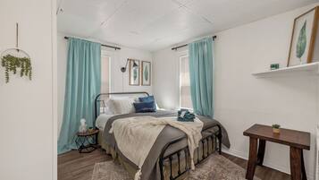 2 bedrooms, iron/ironing board, WiFi, bed sheets