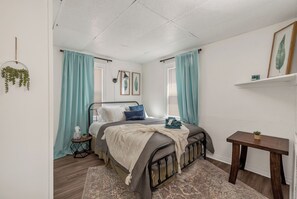 2 habitaciones, tabla de planchar con plancha, wifi y ropa de cama 